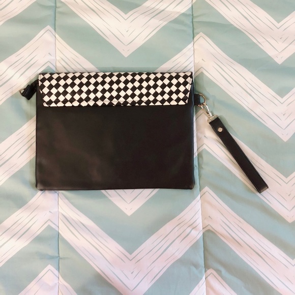 🆕 Black + White Clutch - Picture 2 of 3